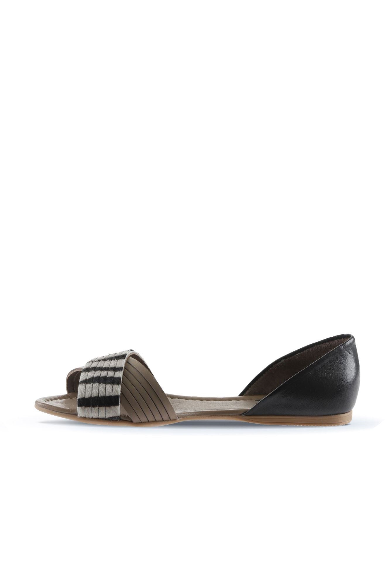 Bueno 's Animal Print Flat Sandals in darkstone