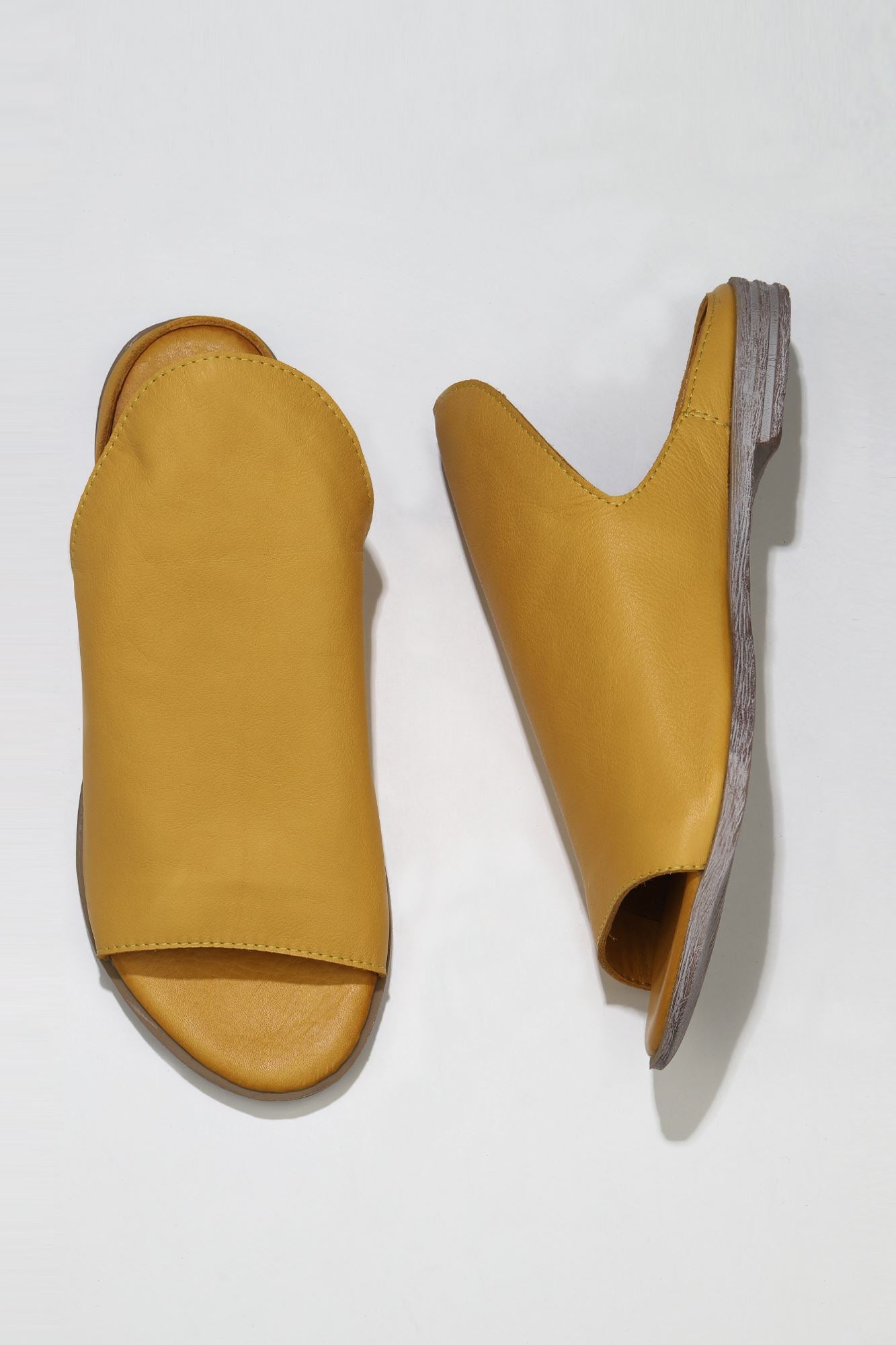 Bueno Women's Leather Flat Slipper