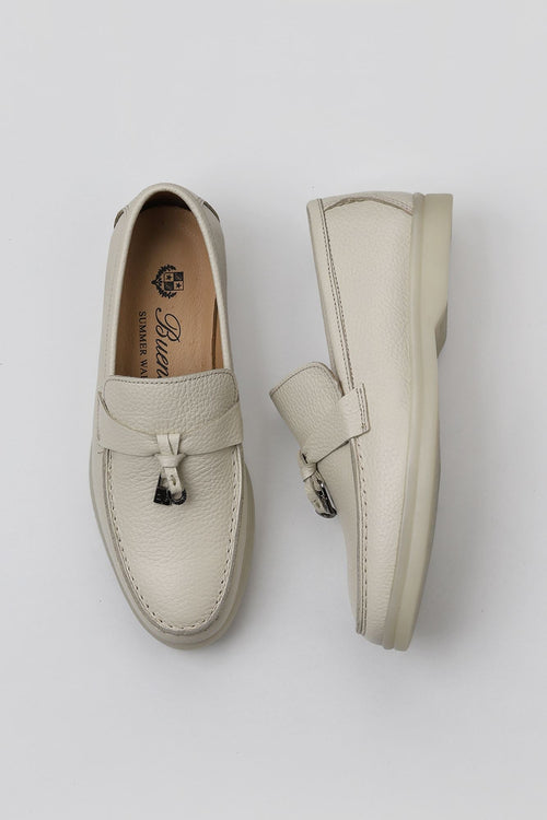 Bueno 's Classic Leather Loafers in beige pebbled leather