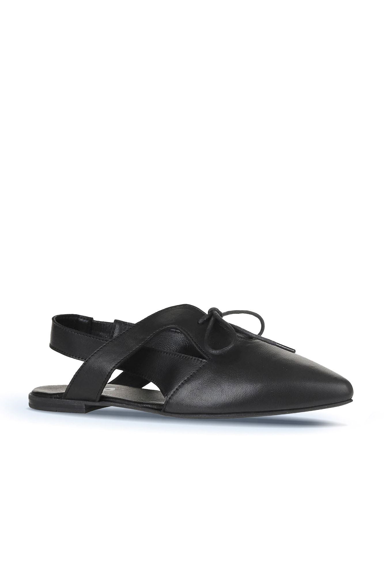 Bueno 's  in black leather