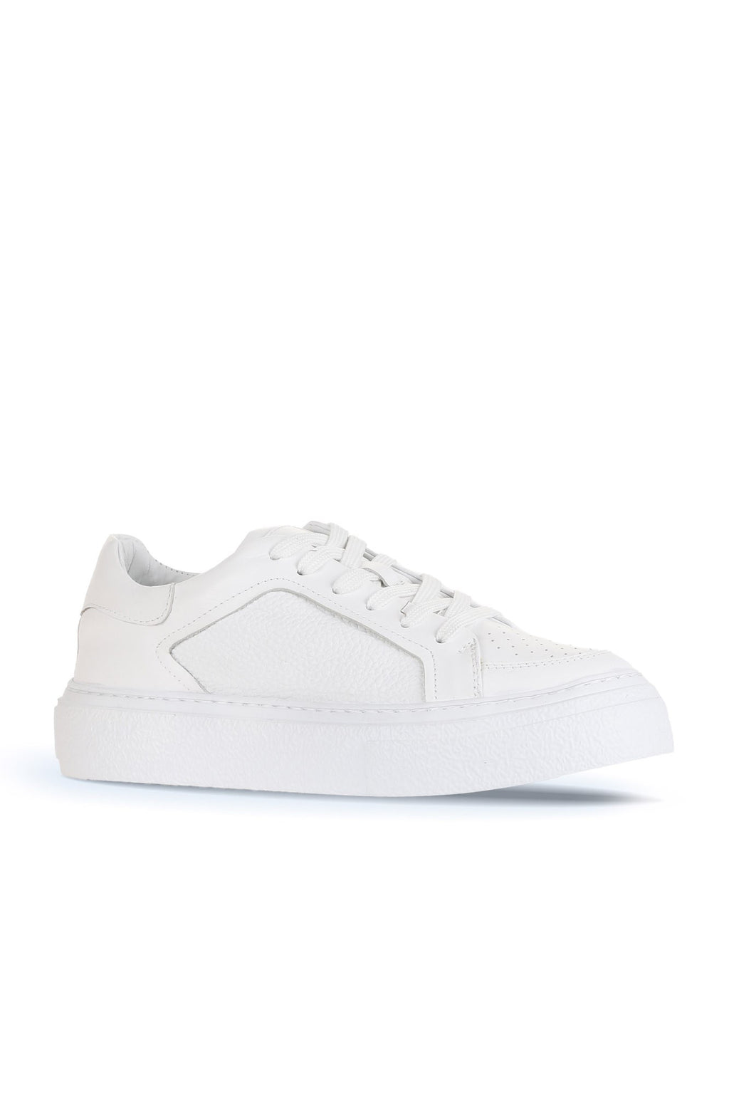 Bueno 's Minimal Court Sneakers in white leather/pebbled leather
