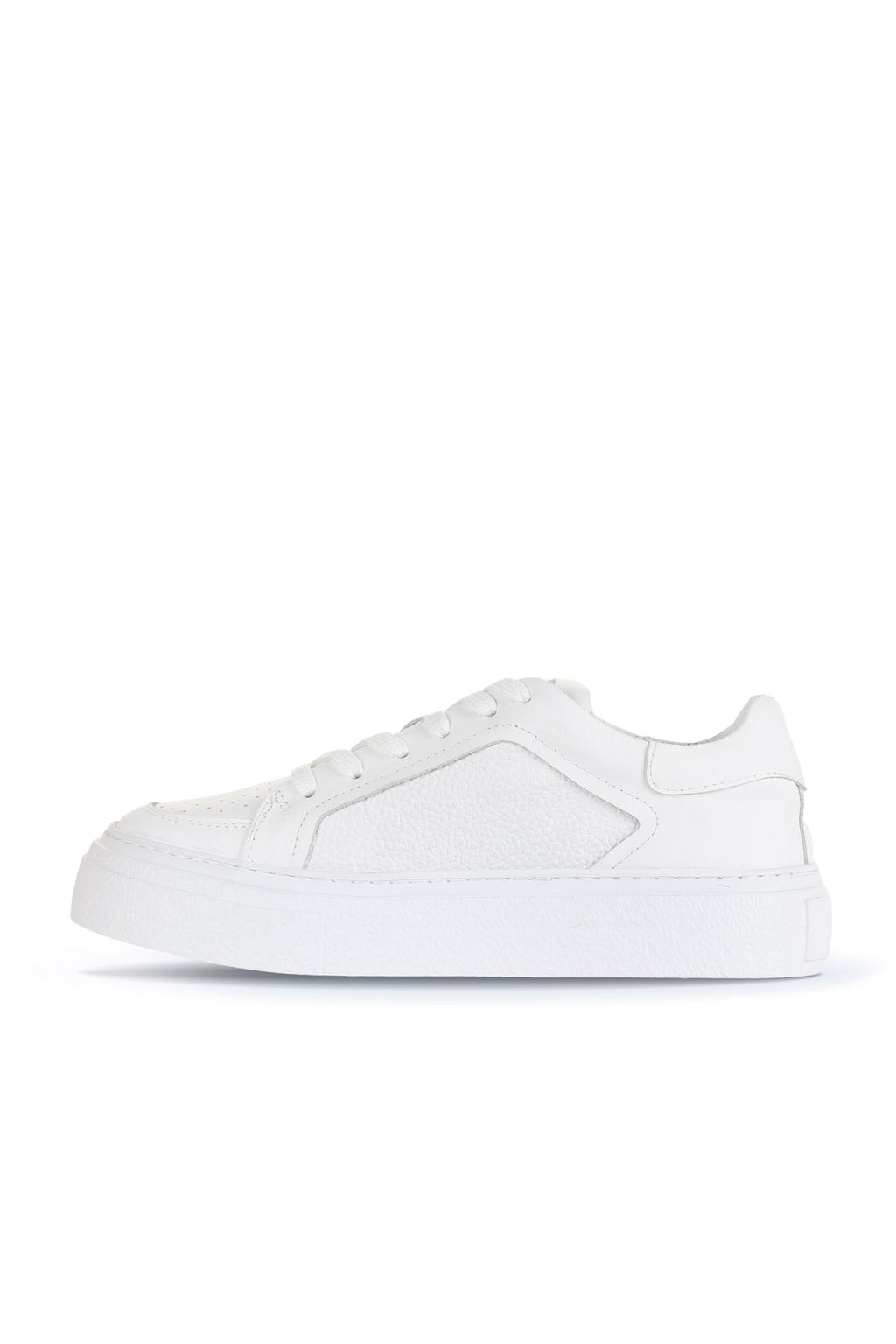 Bueno 's Minimal Court Sneakers in white leather/pebbled leather