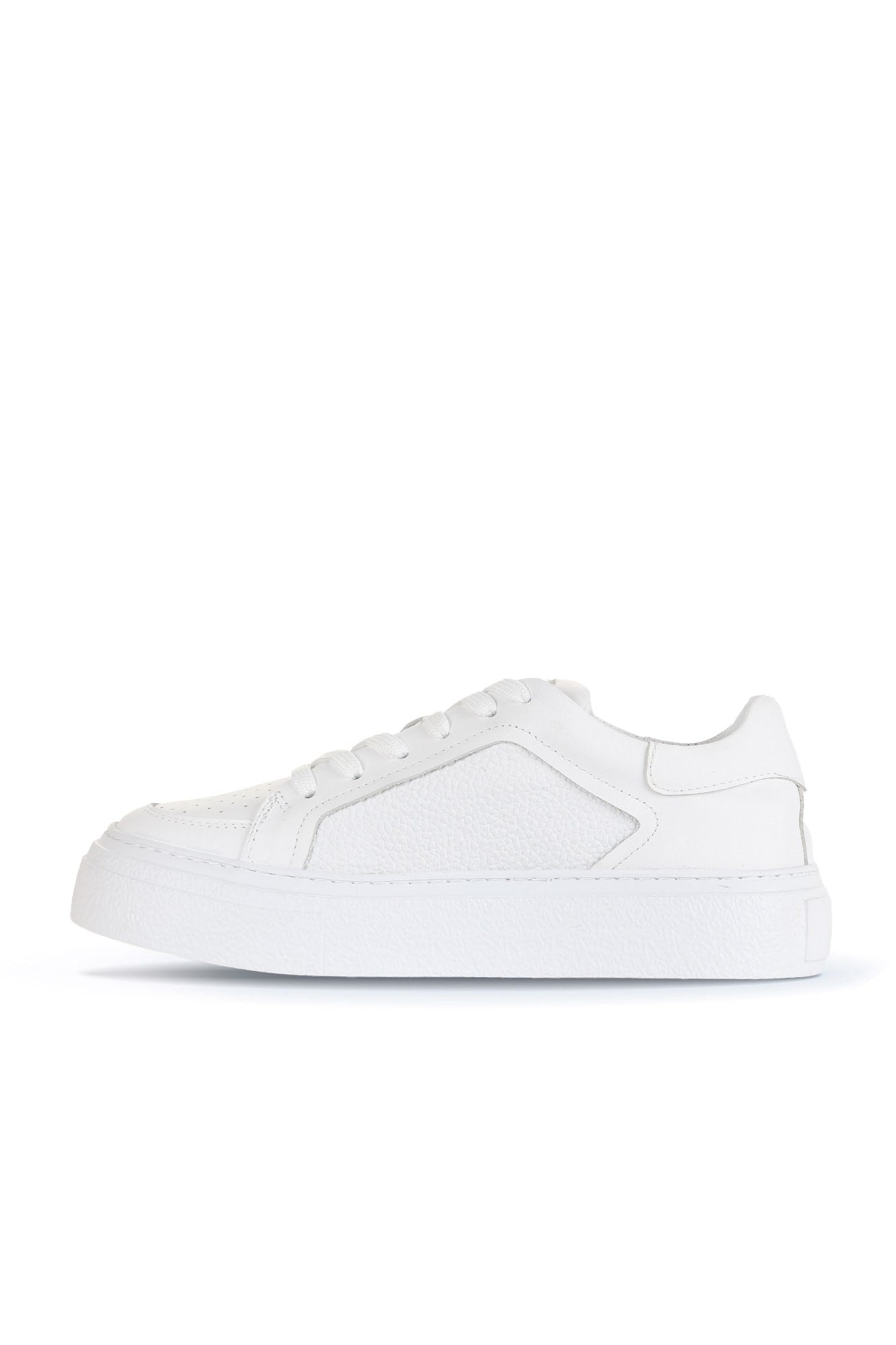 Bueno 's Minimal Court Sneakers in white leather/pebbled leather