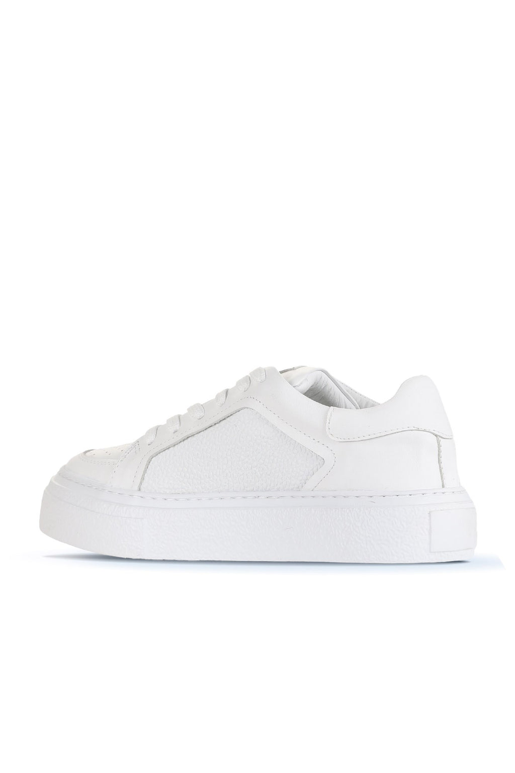 Bueno 's Minimal Court Sneakers in white leather/pebbled leather