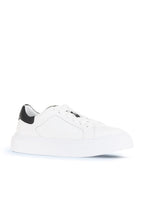 Bueno 's Minimal Court Sneakers in white black leather/pebbled leather