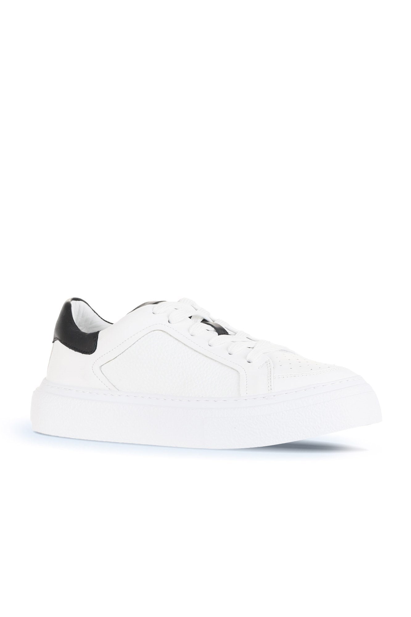 Bueno 's Minimal Court Sneakers in white black leather/pebbled leather