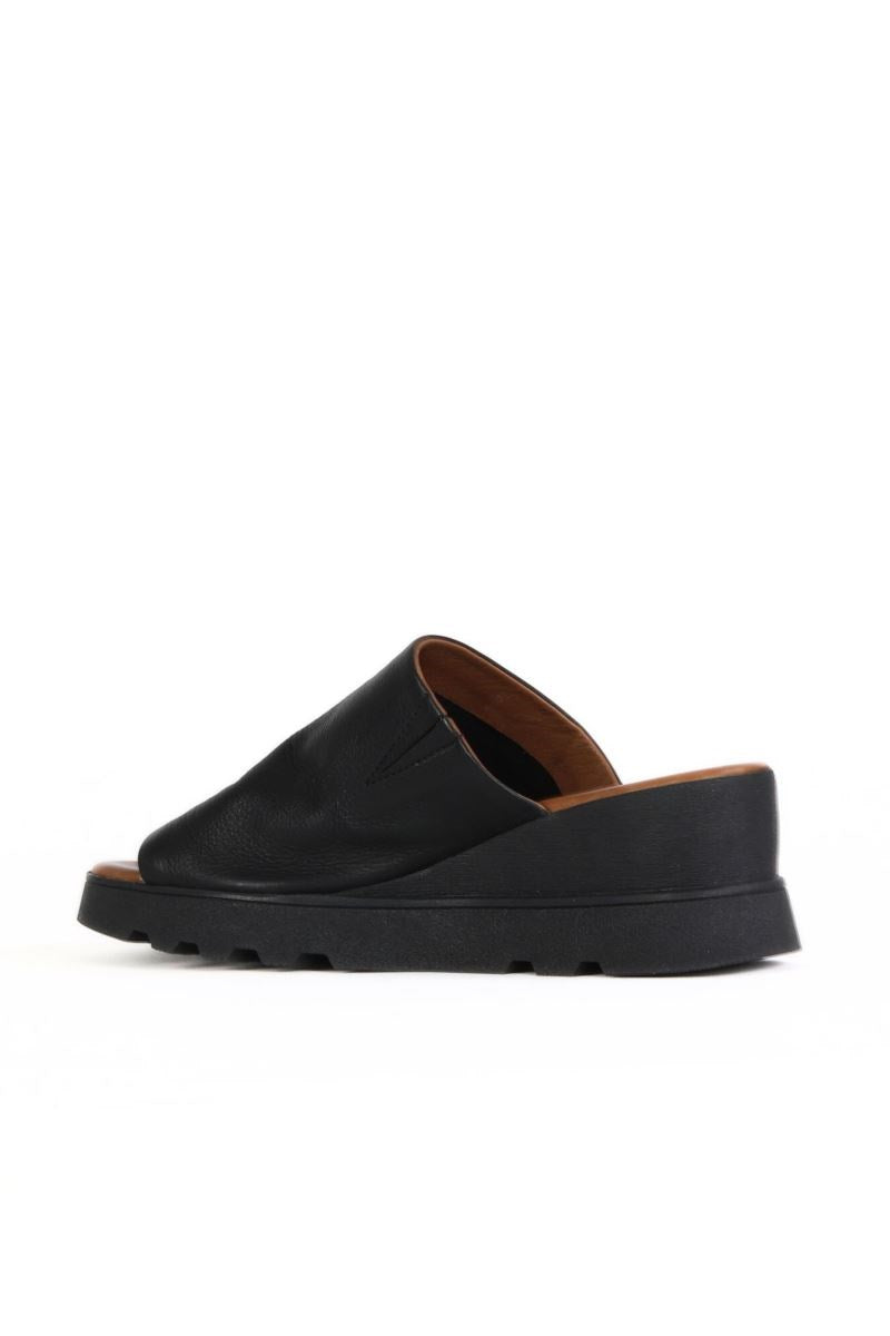 Bueno 's  in darkstone leather