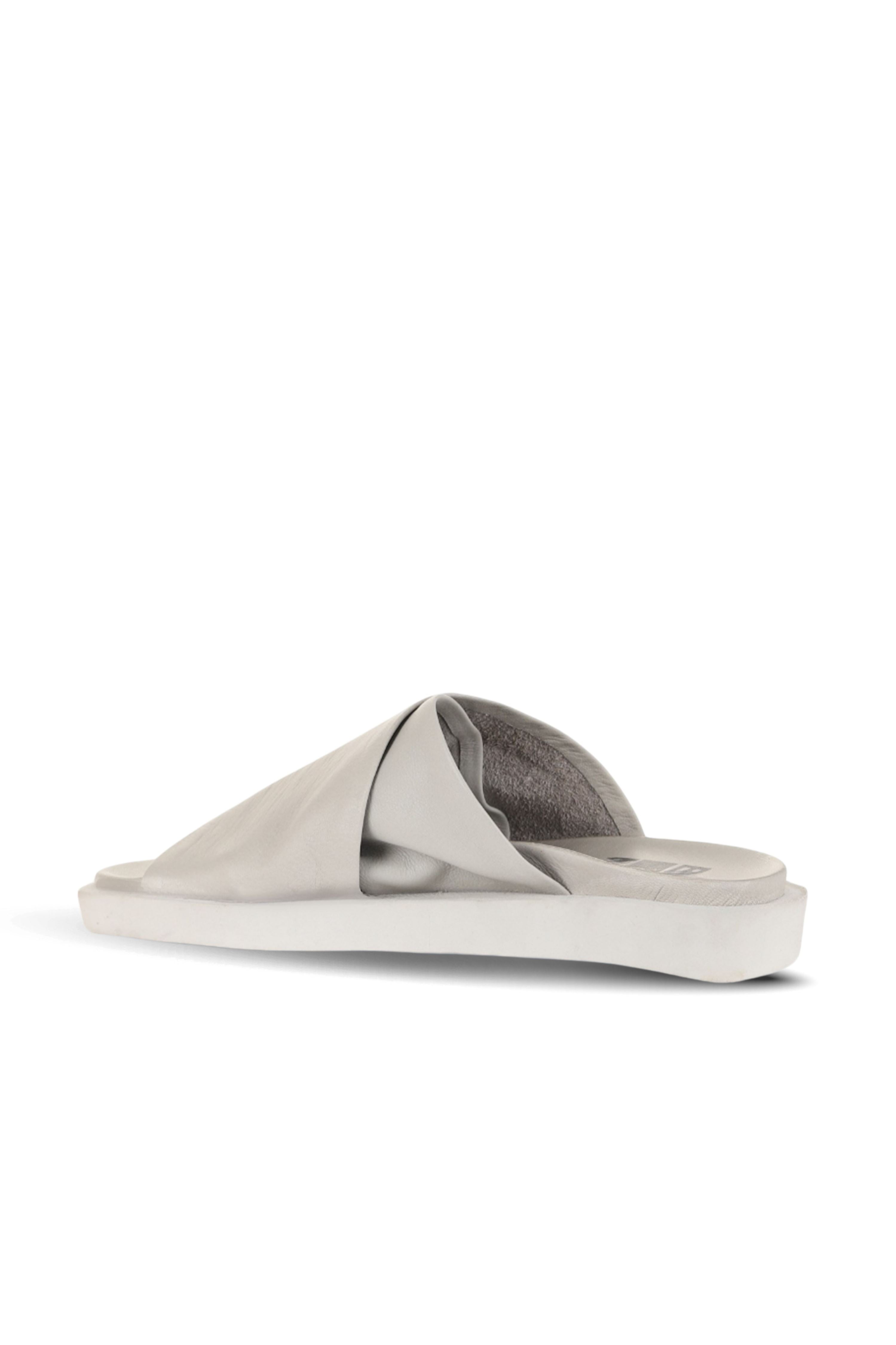 Bueno Women's Leather Flat Slipper