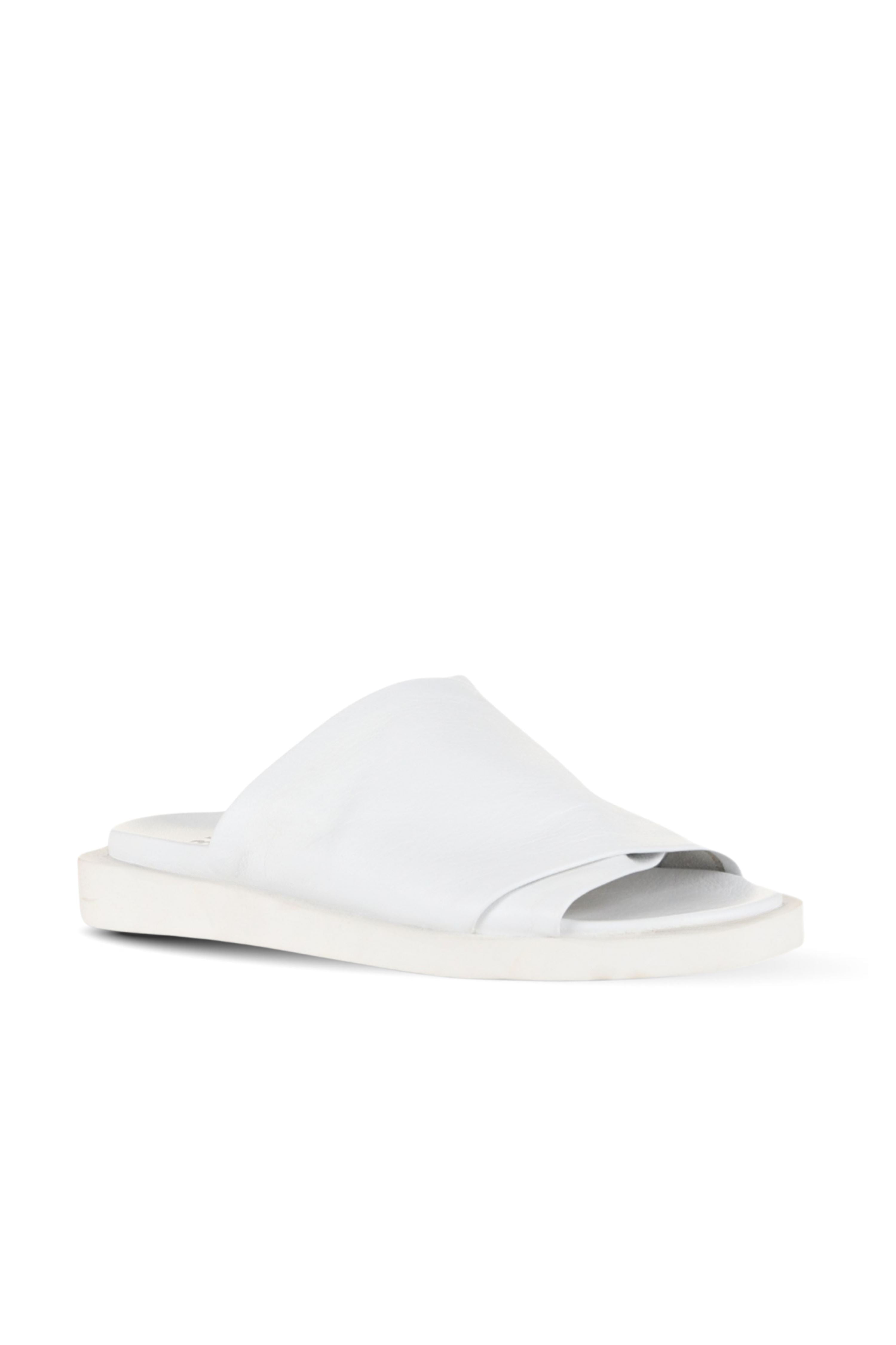 Bueno Women's Leather Flat Slipper