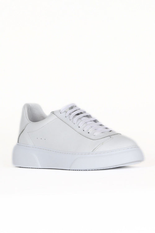 Bueno 's Clean Court Sneaker in black