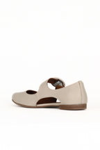 Bueno Women's Leather Flat Shoe