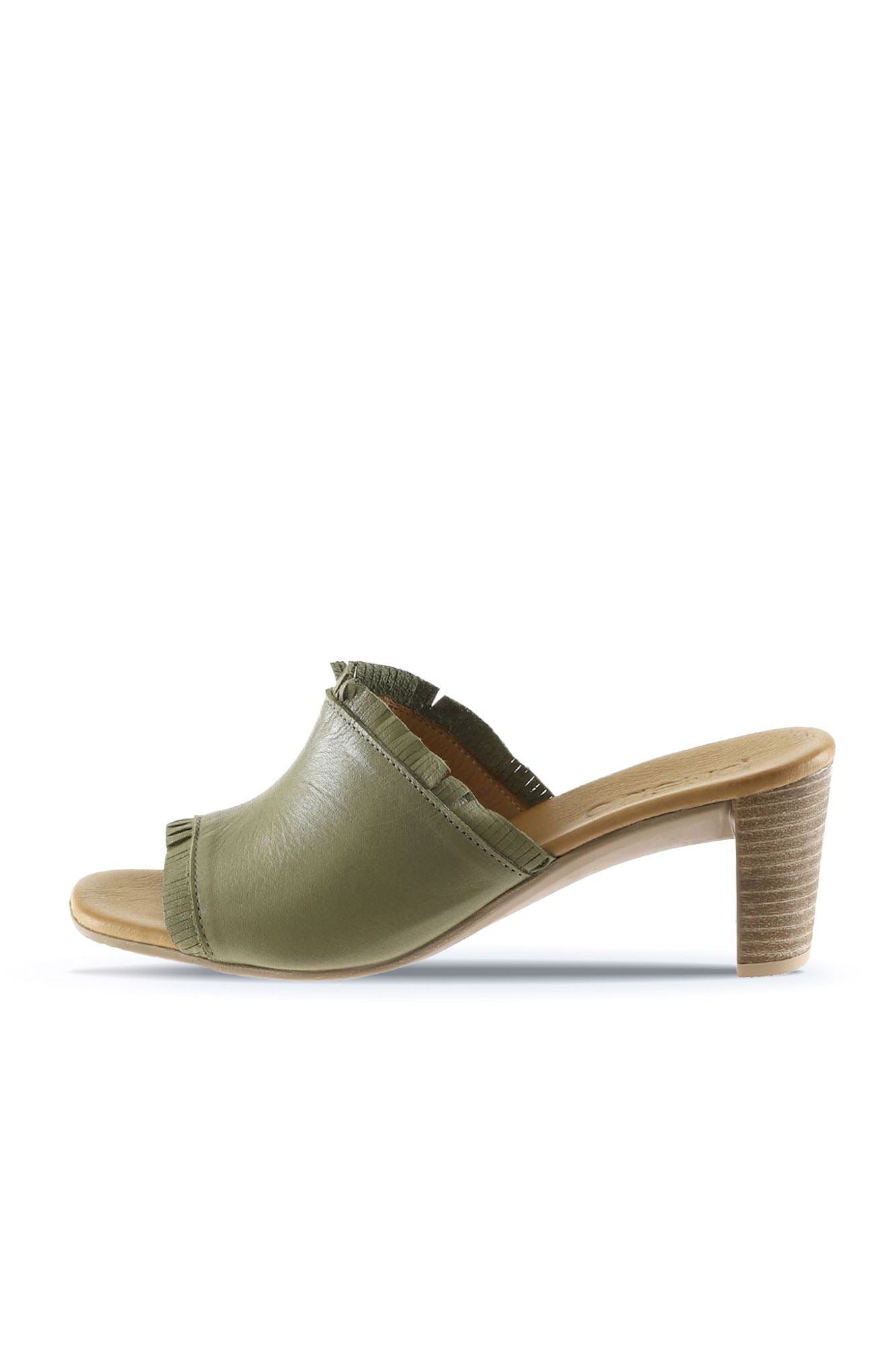 Bueno Women's Leather Heeled Slipper